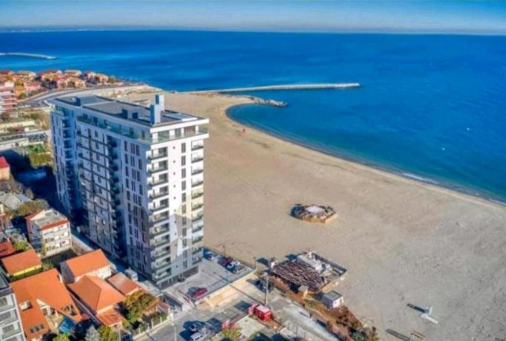 an aerial view of a beach and a building at Faleza Nord apartament de lux nou pe malul marii in Constanţa