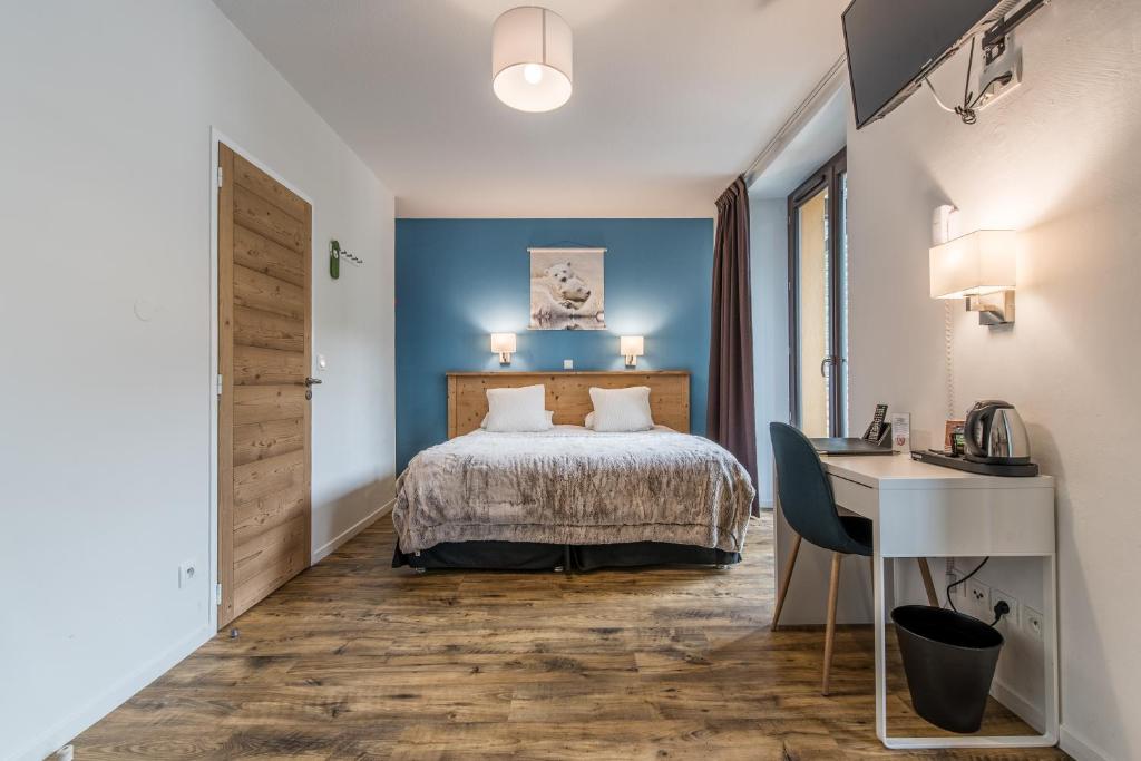 Postel nebo postele na pokoji v ubytování Hôtel Le Marintan