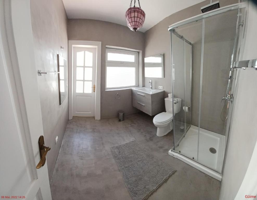 Koupelna v ubytování Villa Vista Mar II, 280 qm, heated Pool, HotTube, Gaming Room, fast Internet, Meerblick