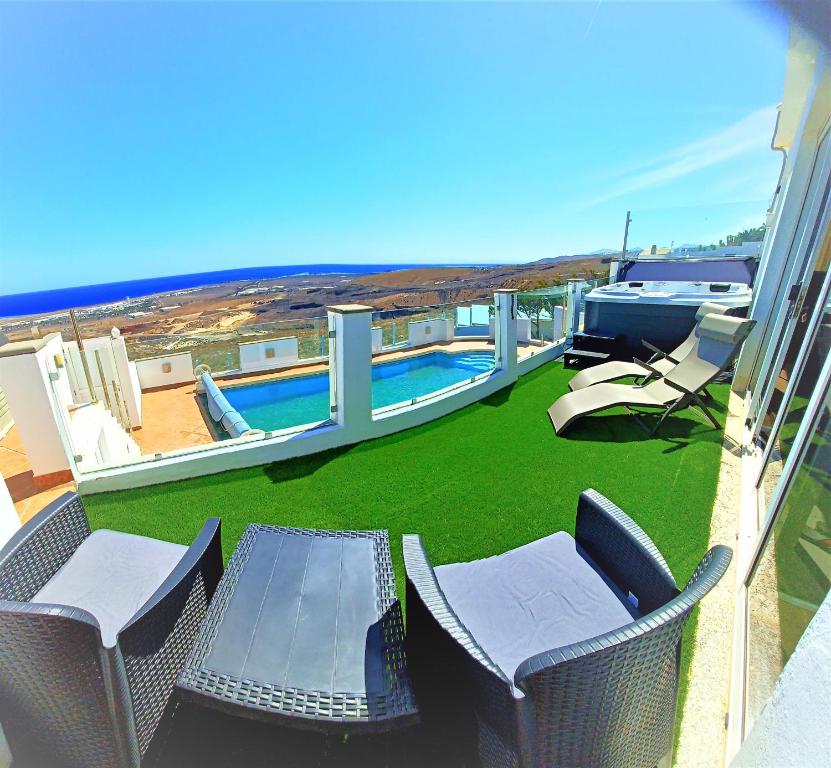 Bazén v ubytování Villa Vista Mar II, 280 qm, heated Pool, HotTube, Gaming Room, fast Internet, Meerblick nebo v jeho okolí