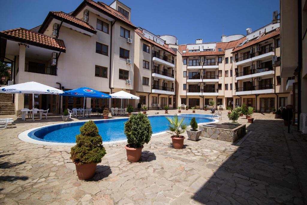 Bazén v ubytování Four seasons apartment - Oasis beach resort nebo v jeho okolí