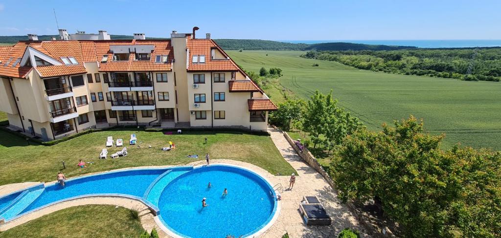 Bazén v ubytování Four seasons apartment - Oasis beach resort nebo v jeho okolí