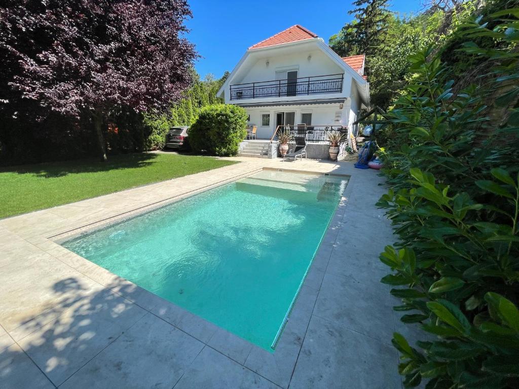 Πισίνα στο ή κοντά στο 5 bedroom villa very close to Balaton