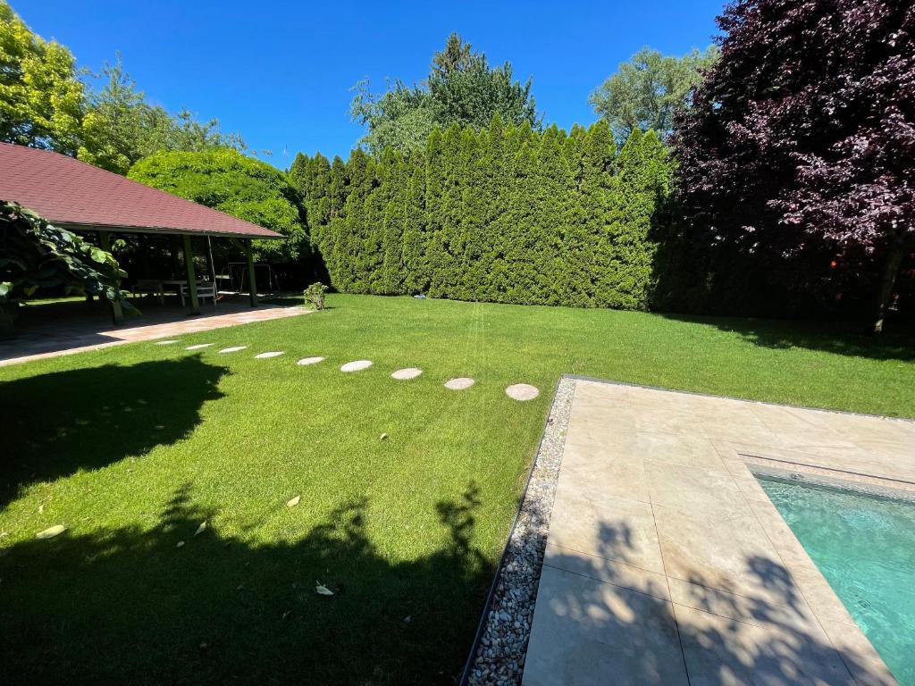 Bazén v ubytovaní 5 bedroom villa very close to Balaton alebo v jeho blízkosti