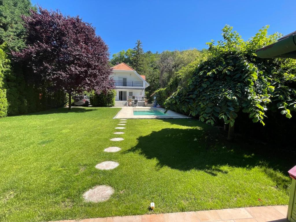 Vonkajšia záhrada v ubytovaní 5 bedroom villa very close to Balaton