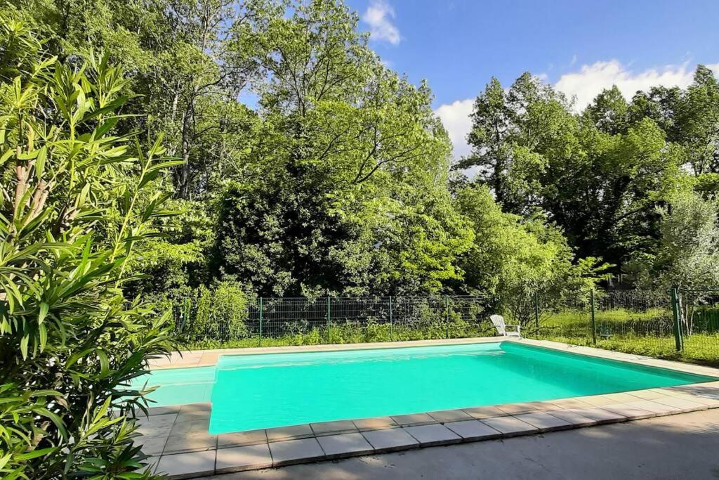 una piscina en un patio con árboles en Gîte de charme dans Mas Catalan en Prades