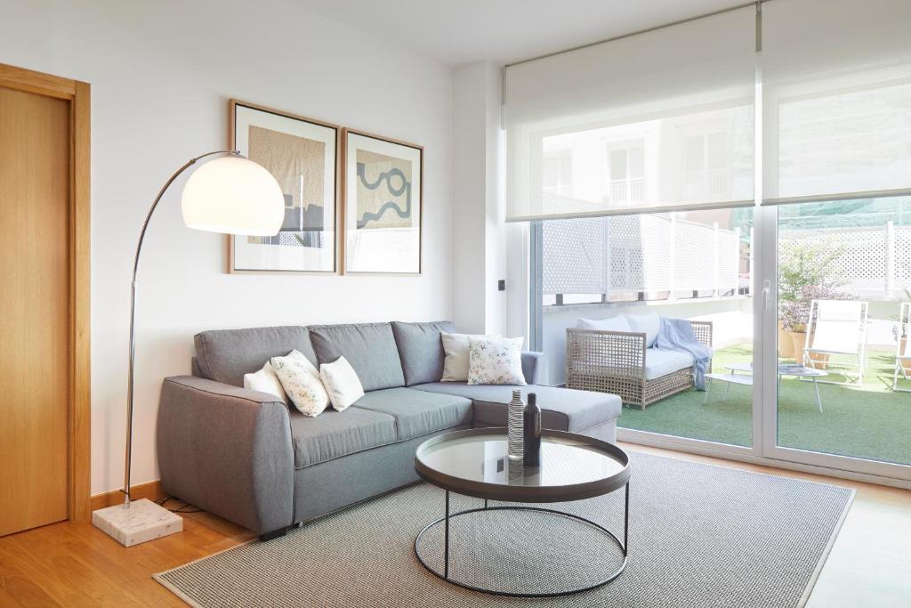 sala de estar con sofá y mesa en Arzak by FeelFree Rentals, en San Sebastián