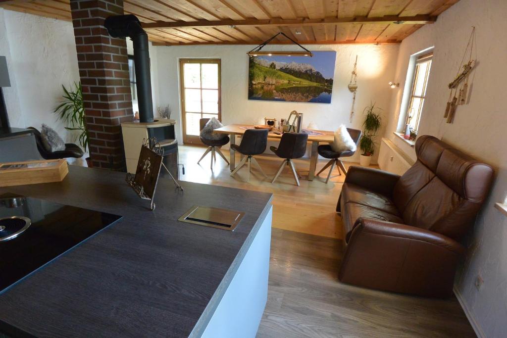salon z kanapą i jadalnią w obiekcie Alpenchalet Karwendel w mieście Mittenwald