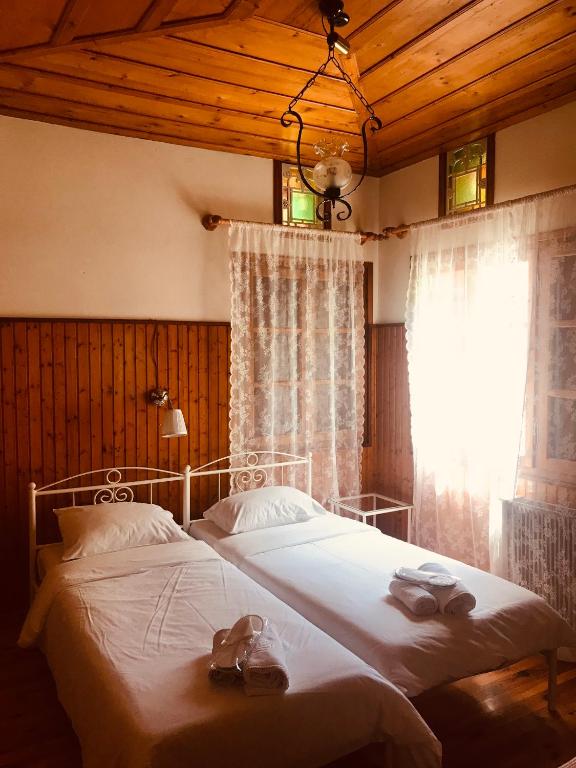 Postel nebo postele na pokoji v ubytování 9mouses Chasiotis Guest House