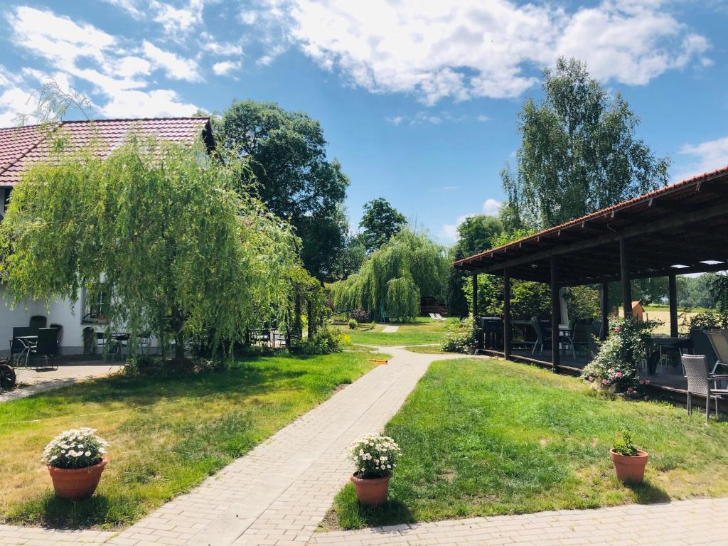 einen Gehweg in einem Park neben einem Gebäude in der Unterkunft Weiße Mühle in Breitenworbis