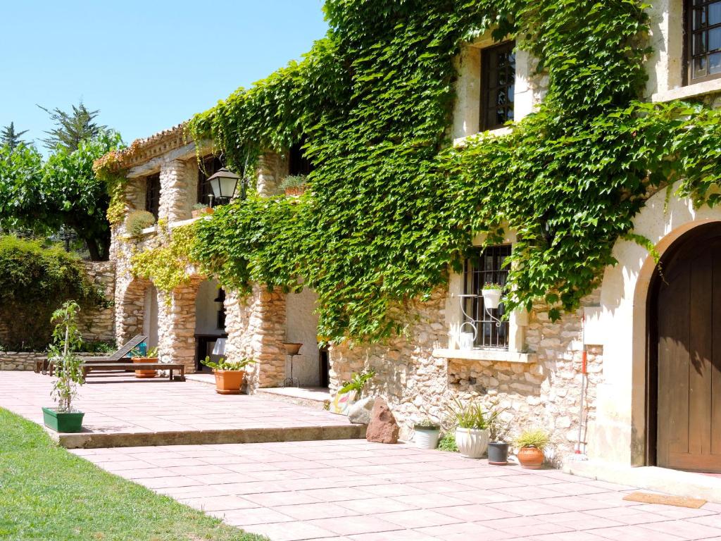 un edificio con hiedra creciendo a su lado en Chilliman & Mas Miró Biofarm, en Catllar