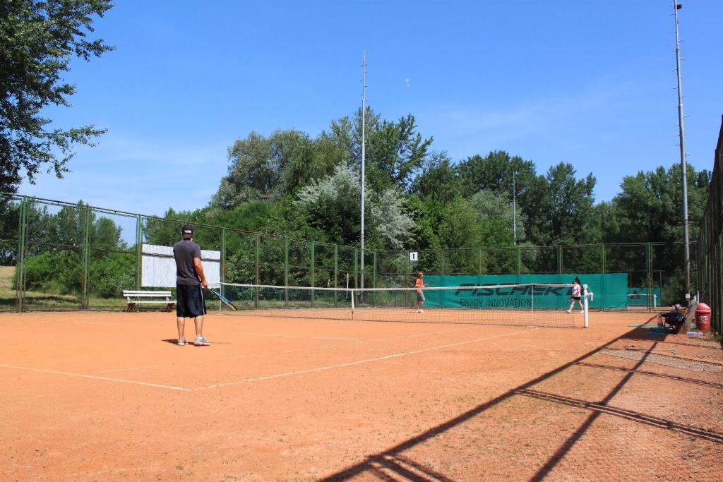 Tenis a/nebo squash v ubytování Hotel KOREKT nebo okolí