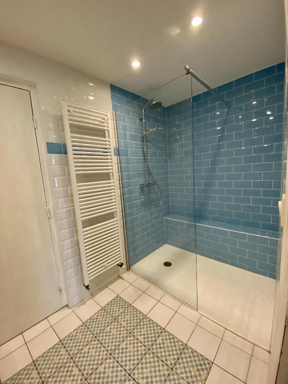 a bathroom with a shower with a glass door at Le Georges V in Alzonne