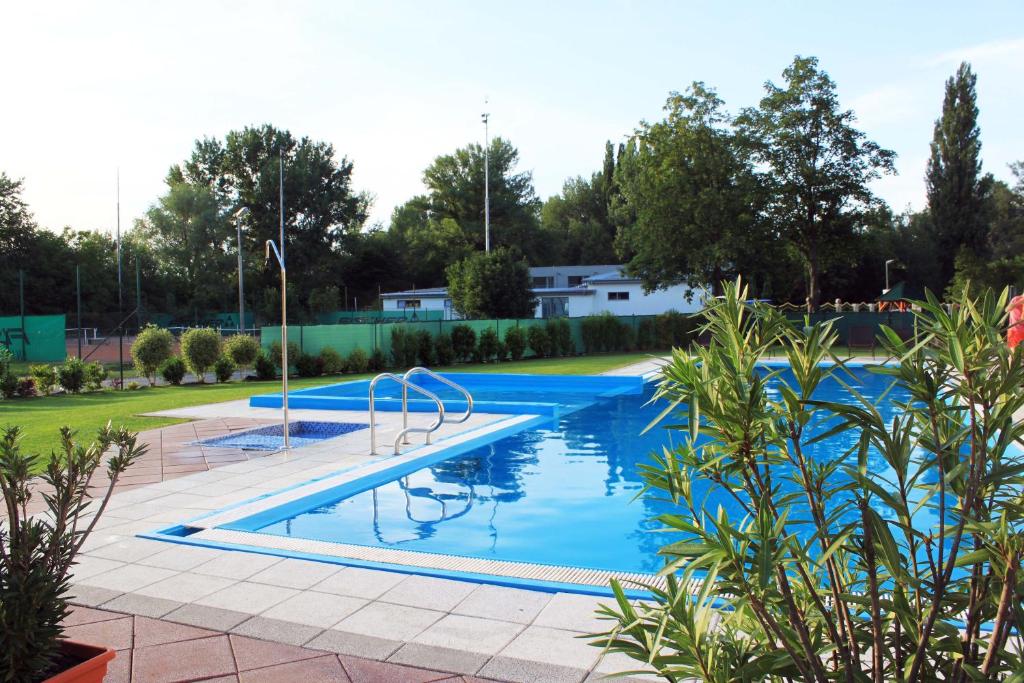 Bazén v ubytování Hotel KOREKT nebo v jeho okolí
