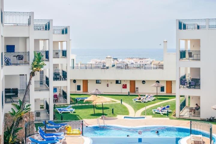 um complexo de apartamentos com uma piscina e um resort em Albufeira - Cerro Mar Star - Cozy and Relaxing T1 em Albufeira