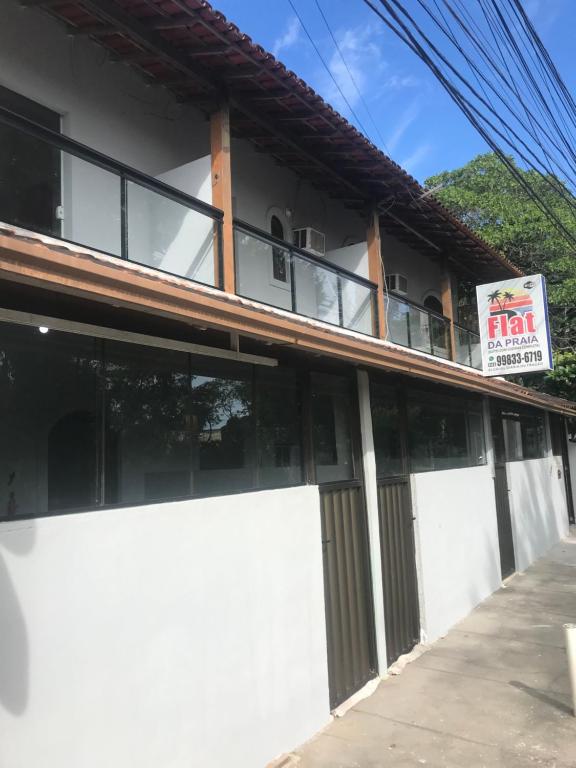 a building with a sign for a hotel at Flat da Praia Rio das Ostras in Rio das Ostras