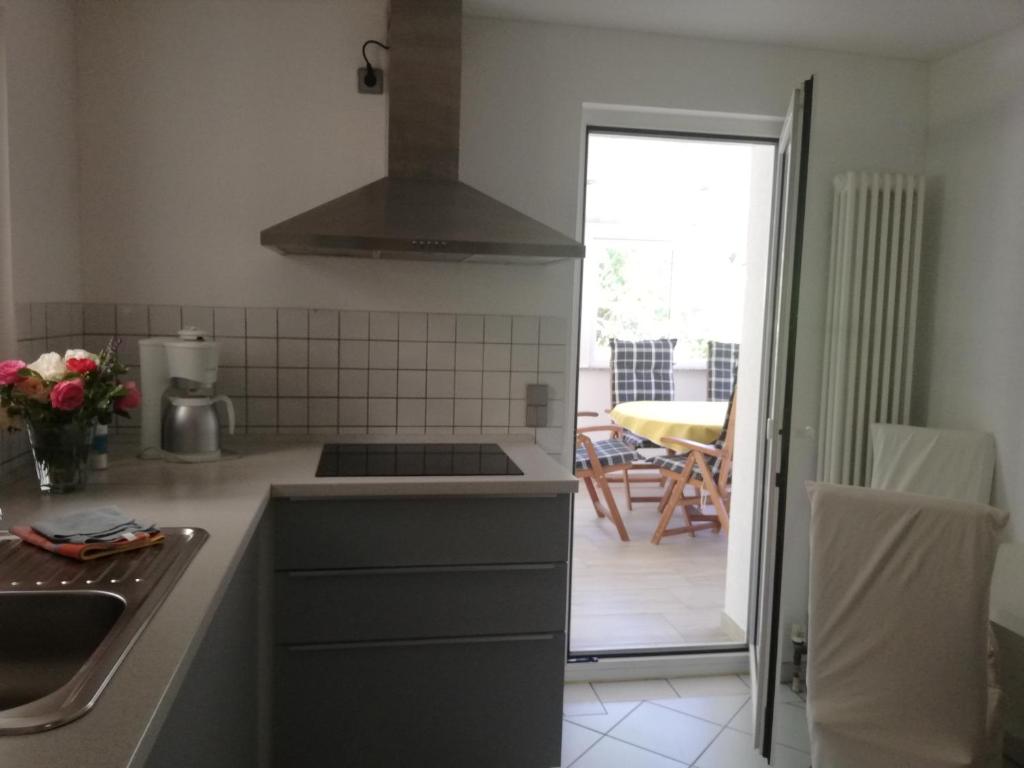 Gallery image of Ferienwohnung am Bodensee mit Wintergarten, Garten und Grillhaus bis 6 Person in Uhldingen-Mühlhofen