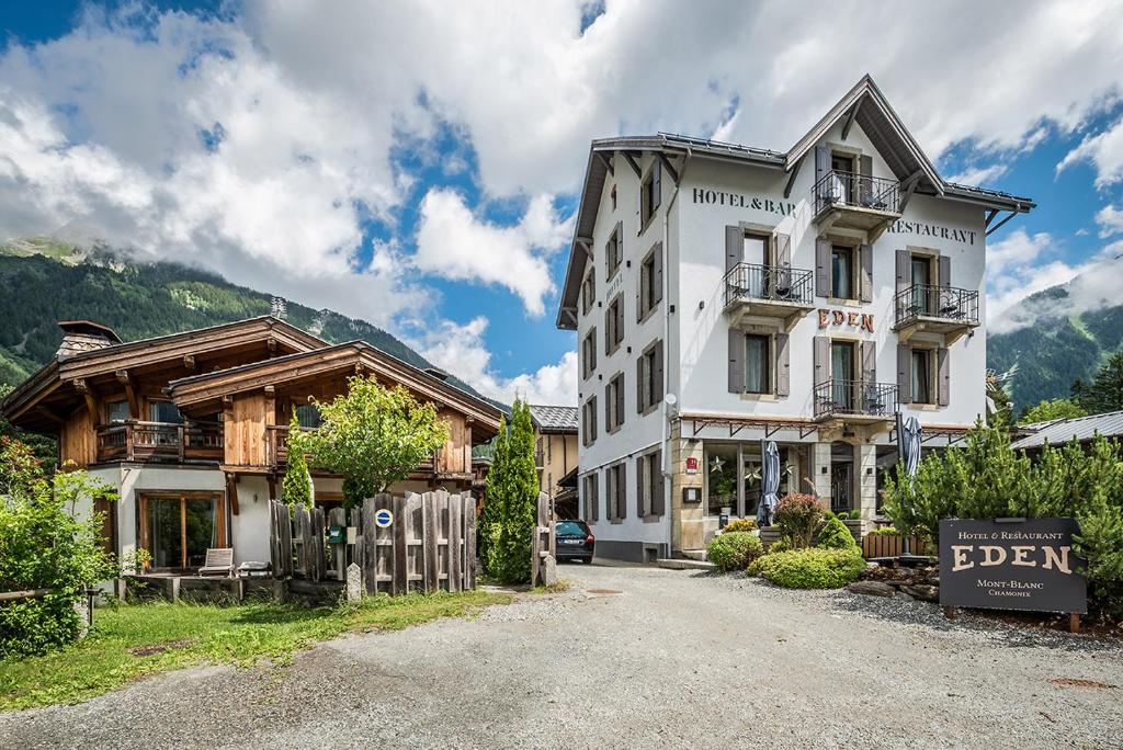 Nespecifikovaný výhled na hory nebo výhled na hory při pohledu z hotelu