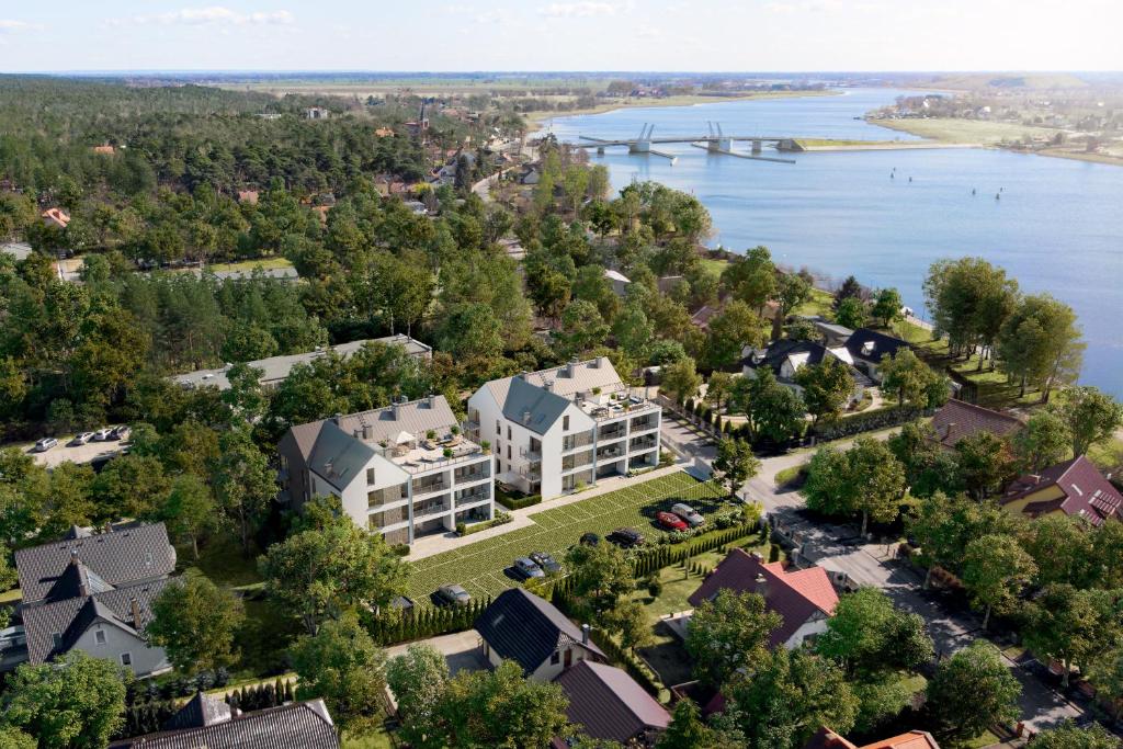 z góry widok na dzielnicę mieszkalną z jeziorem w obiekcie Villa Neptun - apartament przyjazny zwierzętom w Gdańsku