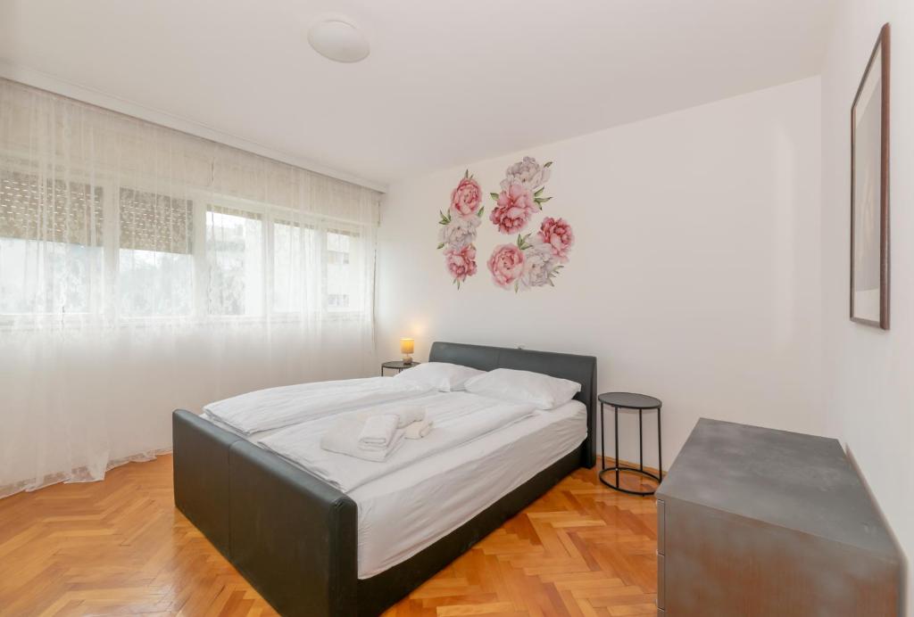 - une chambre blanche avec un lit et une télévision dans l'établissement Apartment Omiška, à Split
