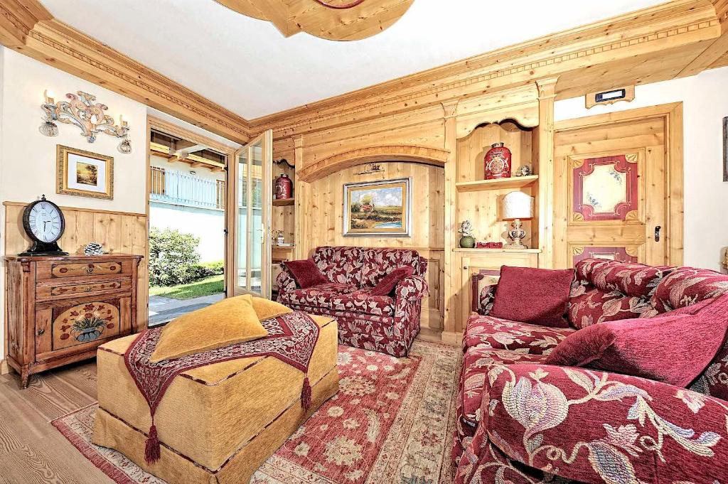 een woonkamer met een bank en een tafel bij Luxury Apt Dolomites 2 in Pinzolo