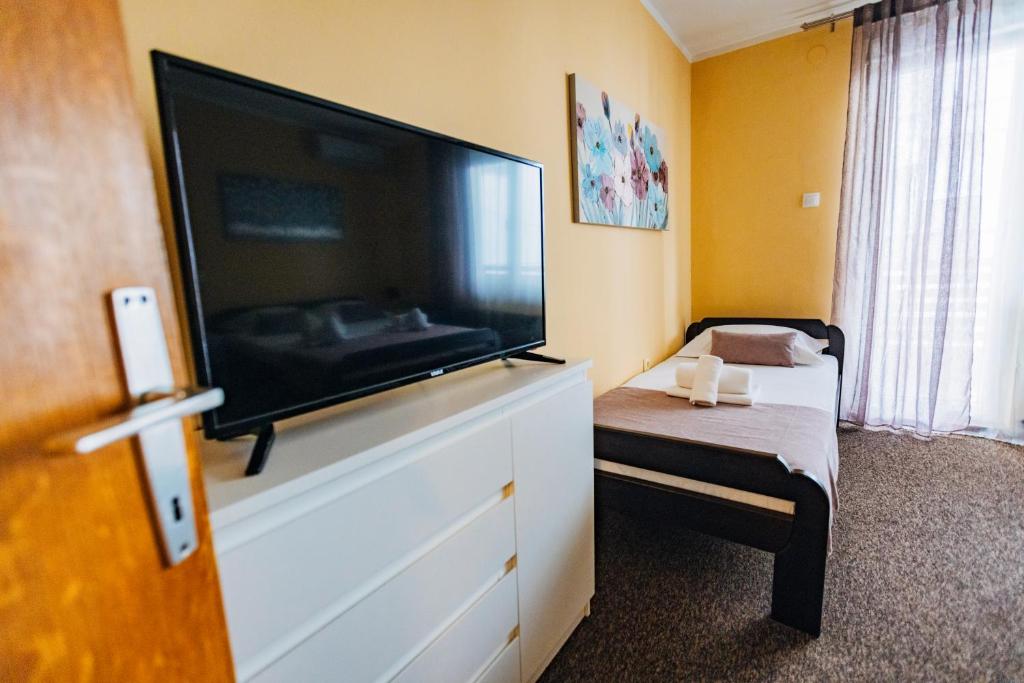 TV a/nebo společenská místnost v ubytování Laguna Green Guest House
