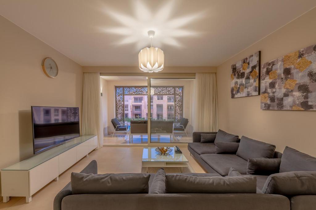 TV a/nebo společenská místnost v ubytování Mangroovy 2 Bedroom Sea View Apartment, Pool & Beach