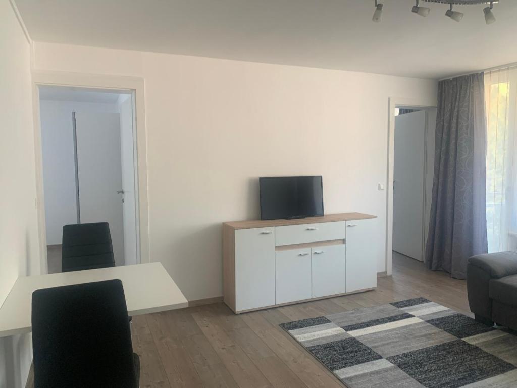 Televízia a/alebo spoločenská miestnosť v ubytovaní Smart Stay Apartment Feldkirch