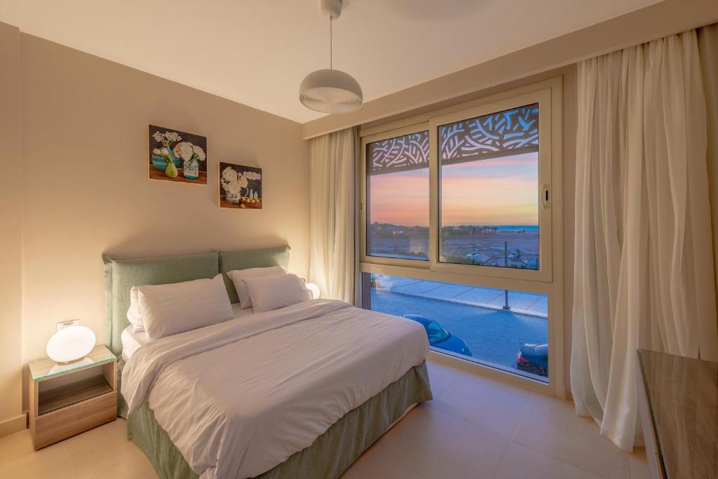 Postel nebo postele na pokoji v ubytování Mangroovy 2 Bedroom Sea View Apartment, Pool & Beach