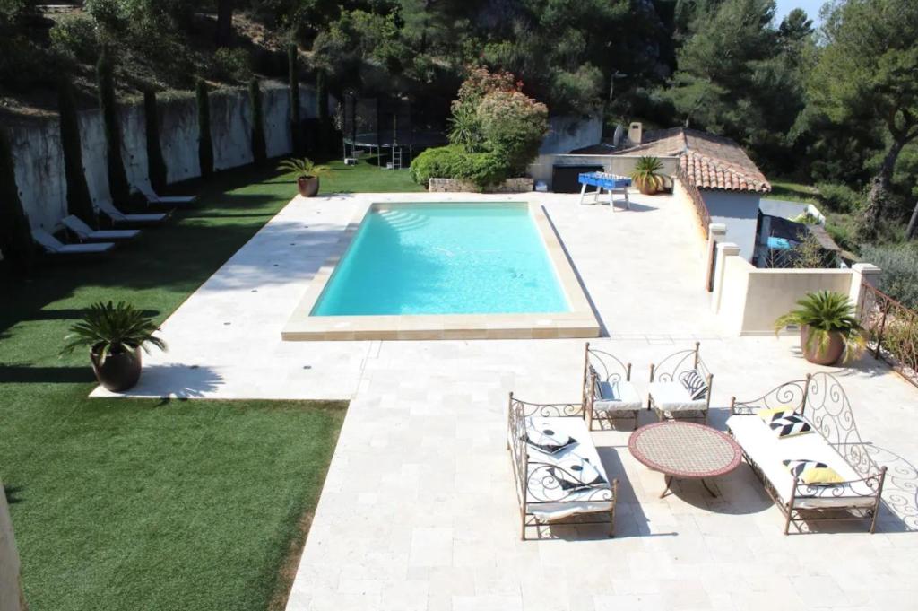 Výhled na bazén z ubytování Luxueuse bastide provençale de 350 M2 nebo okolí