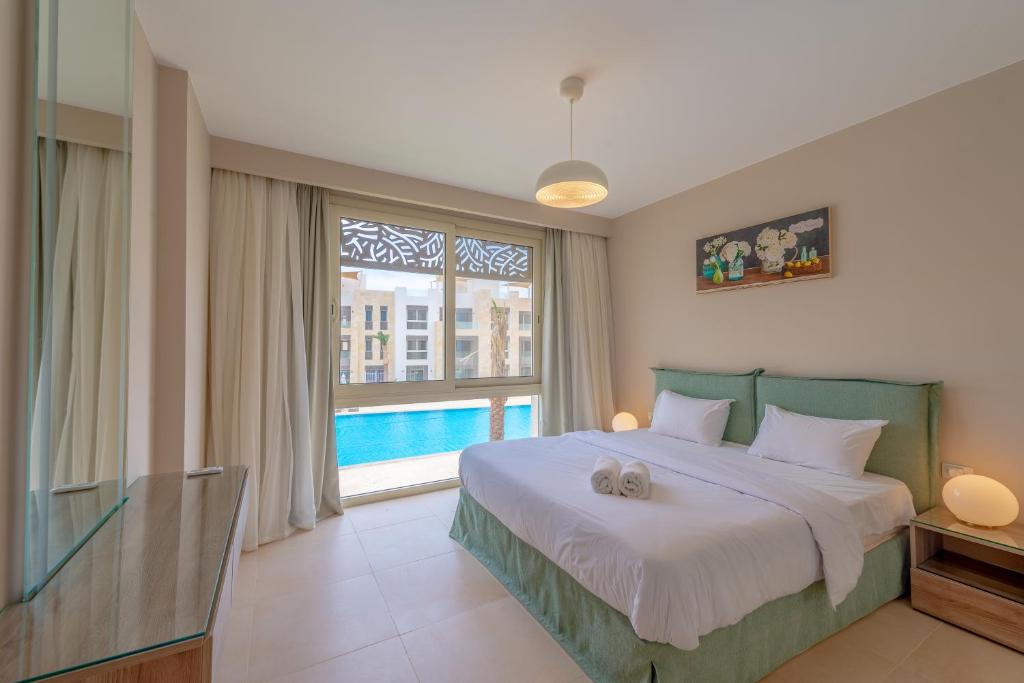 Postel nebo postele na pokoji v ubytování Mangroovy 2 Bedroom Sea View Apartment, Pool & Beach