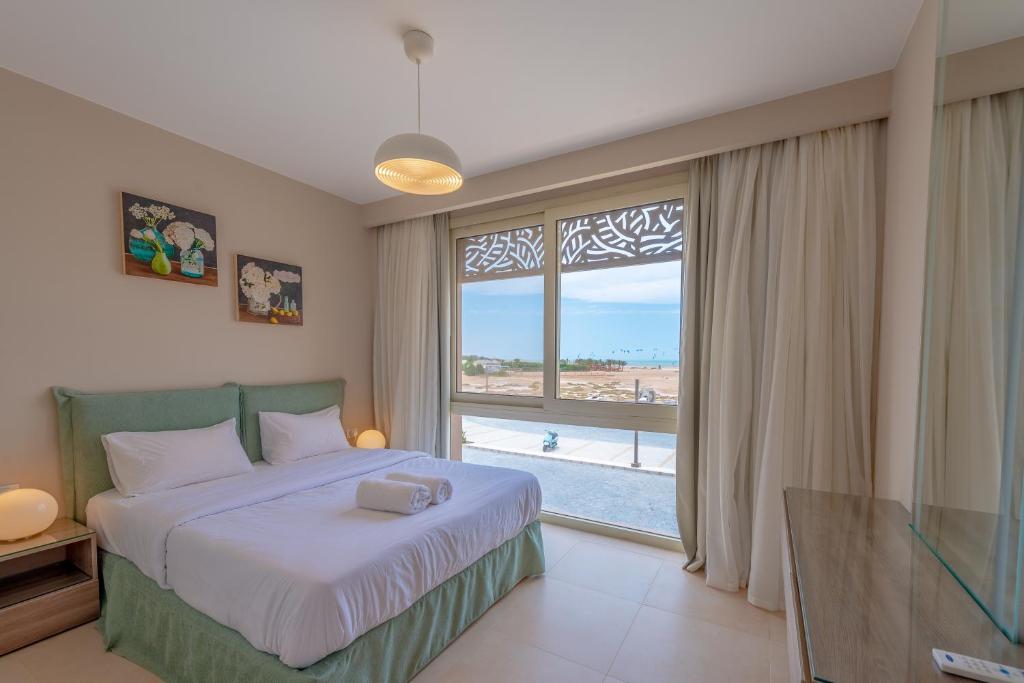 Postel nebo postele na pokoji v ubytování Mangroovy 2 Bedroom Sea View Apartment, Pool & Beach