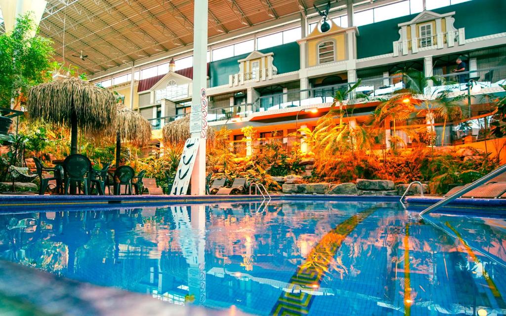a large swimming pool in front of a building at Hôtel Québec Inn in Quebec City