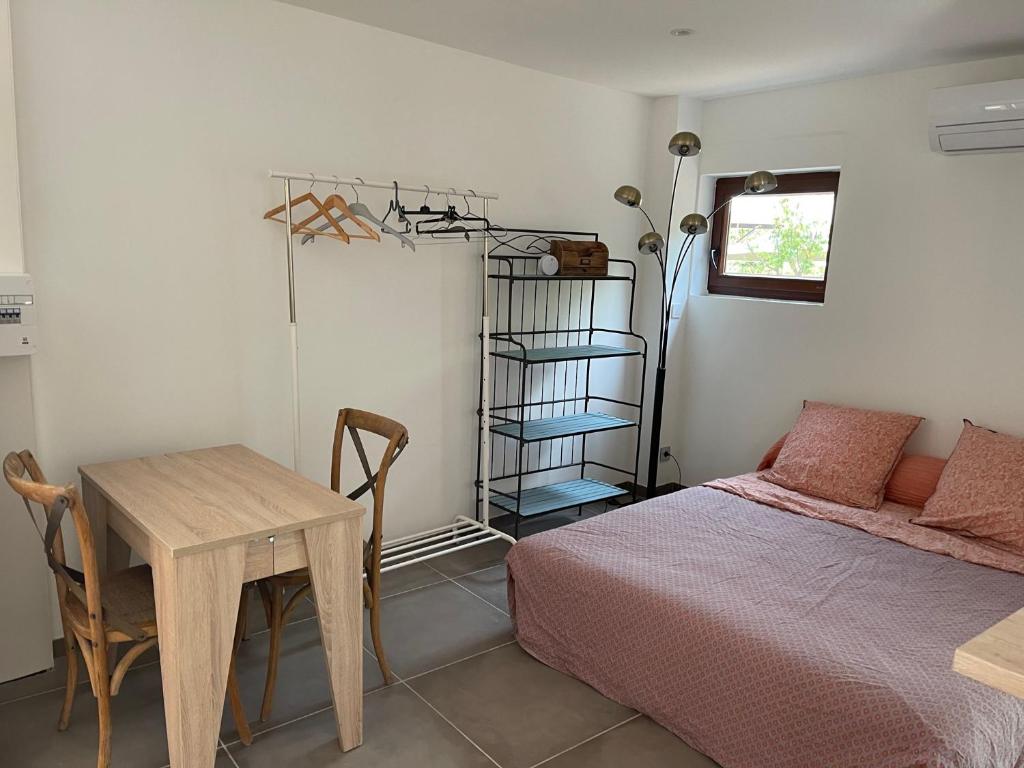 Postel nebo postele na pokoji v ubytování Studio indépendant - Terrasse et piscine en été