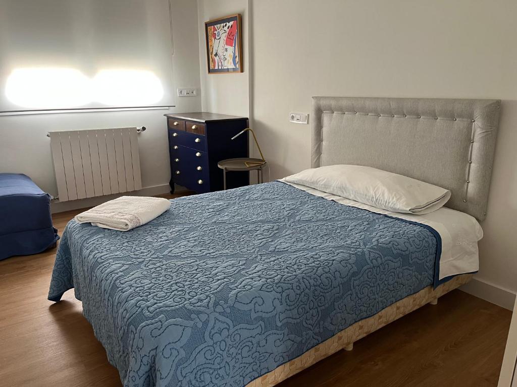 1 dormitorio con 1 cama con edredón azul en Apartment for 4 in Lejona Casa Natalia NO ELEVATOR, en Leioa