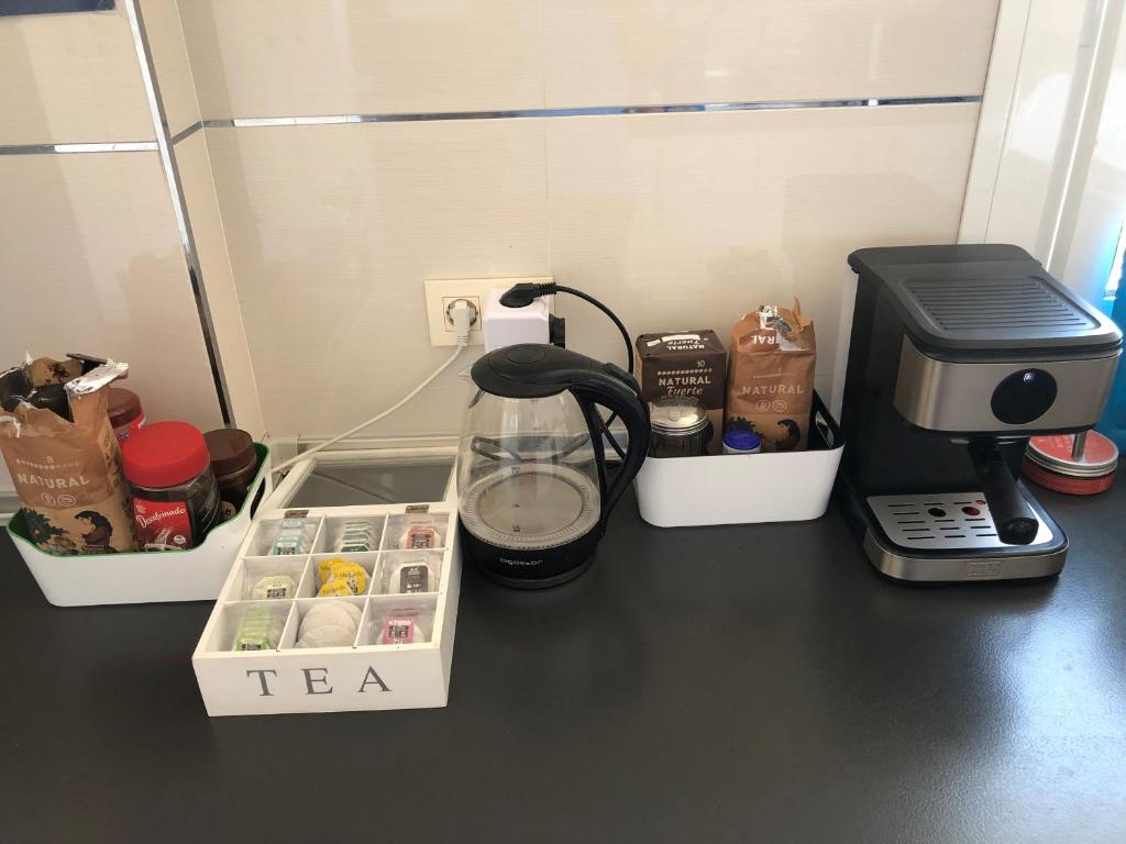 Príslušenstvo na prípravu kávy alebo čaju v ubytovaní Rooms in Seafront Villa