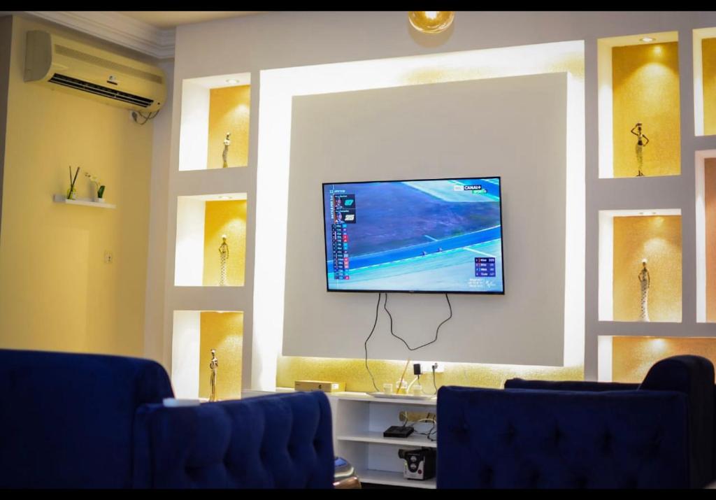  Il comprend un salon doté d'une télévision murale à écran plat. dans l'établissement Appartement cosy goldy bonapriso, à Douala
