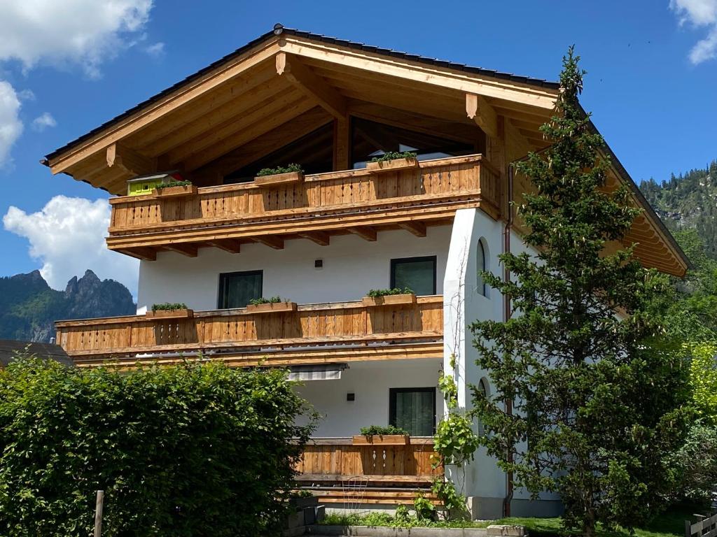 un edificio con balconi in legno sopra di Ferienwohnung Hoffmann-Schiffer a Bischofswiesen