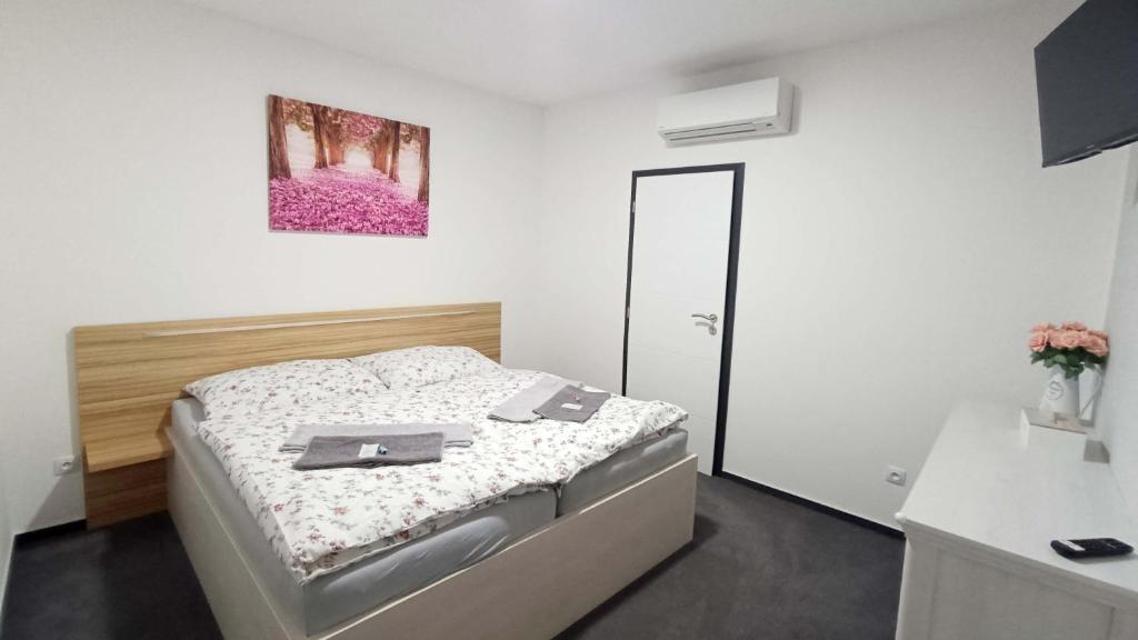 - une petite chambre avec un lit et un miroir dans l'établissement Penzion HARMONIE, à Trhové Sviny