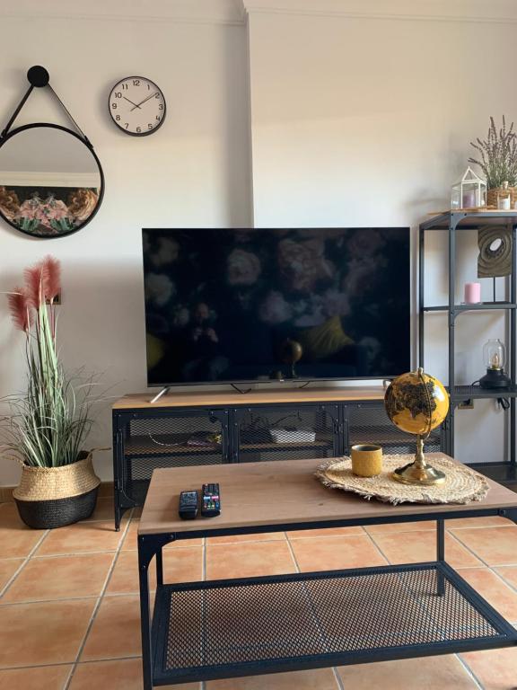 Televízia a/alebo spoločenská miestnosť v ubytovaní Appartement résidence Casablanca II