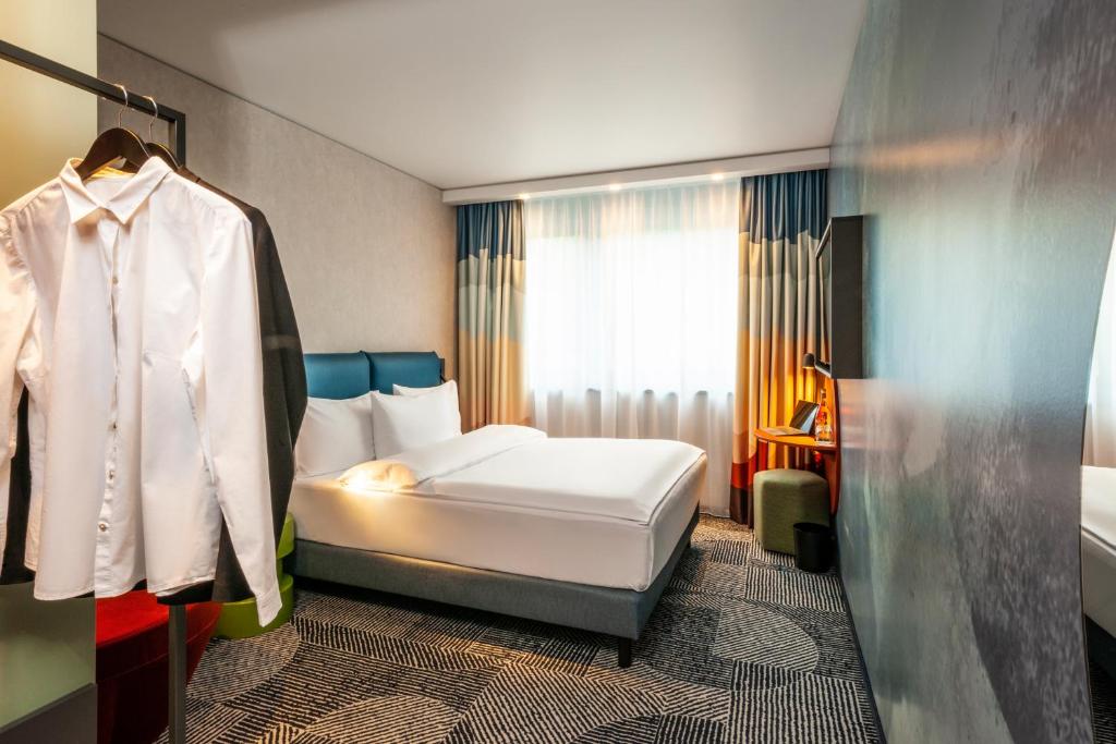 Postel nebo postele na pokoji v ubytování ibis Styles St Margrethen Bodensee