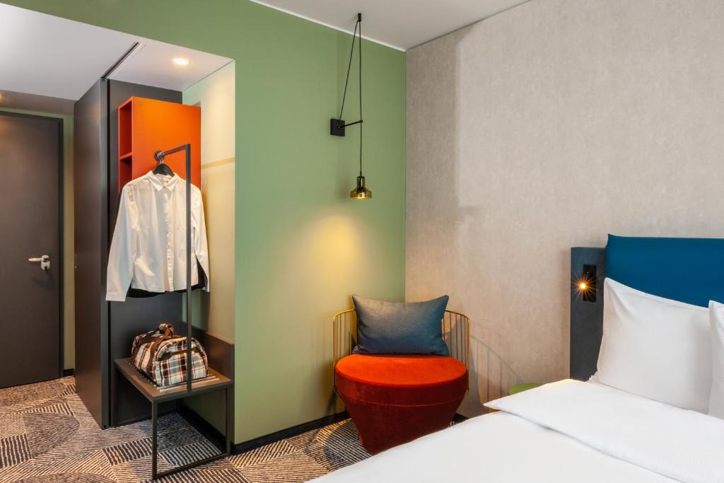 Postel nebo postele na pokoji v ubytování ibis Styles St Margrethen Bodensee