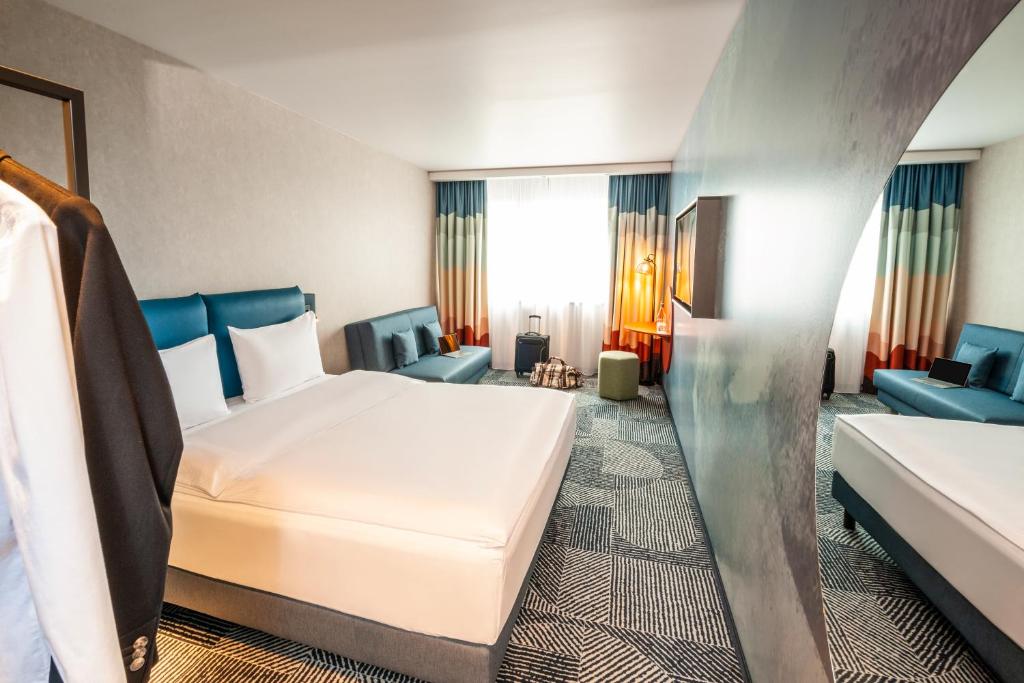 Postel nebo postele na pokoji v ubytování ibis Styles St Margrethen Bodensee