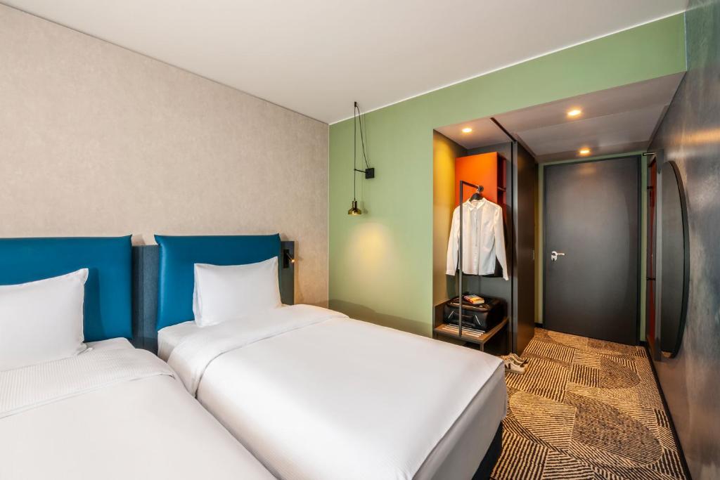 Postel nebo postele na pokoji v ubytování ibis Styles St Margrethen Bodensee
