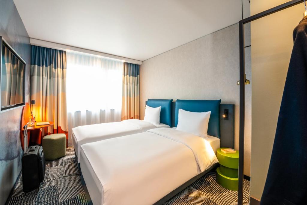 Postel nebo postele na pokoji v ubytování ibis Styles St Margrethen Bodensee