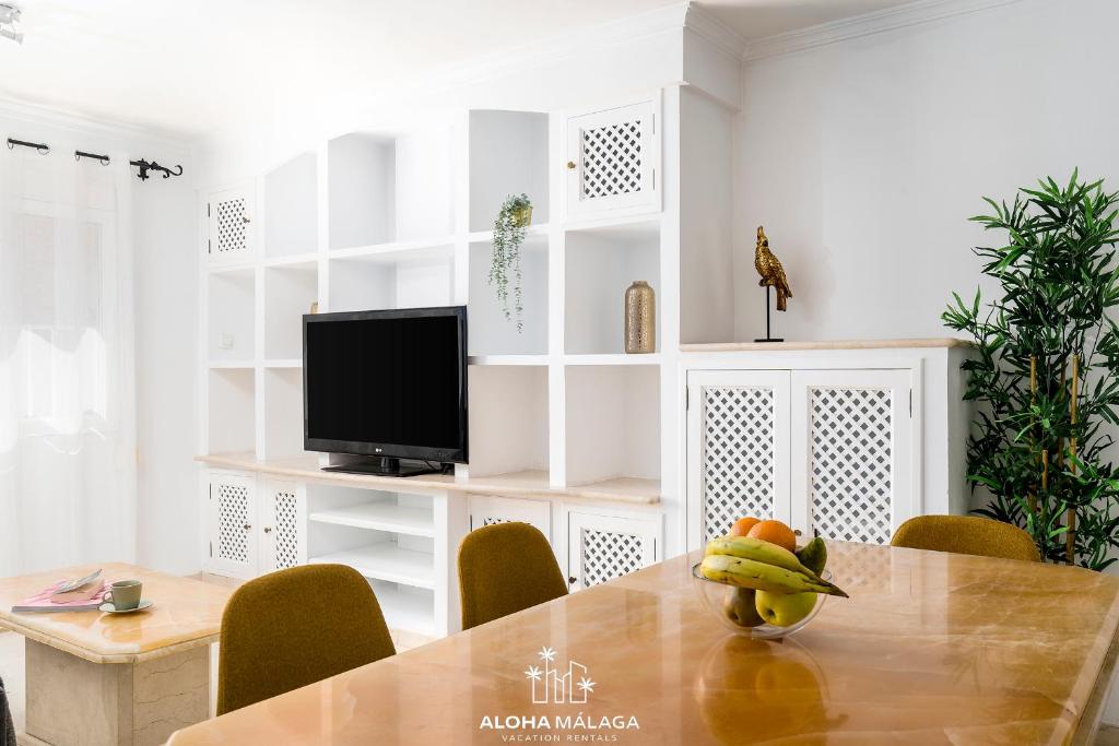 A television and/or entertainment centre at Wonderful Malaga Centro Apartment