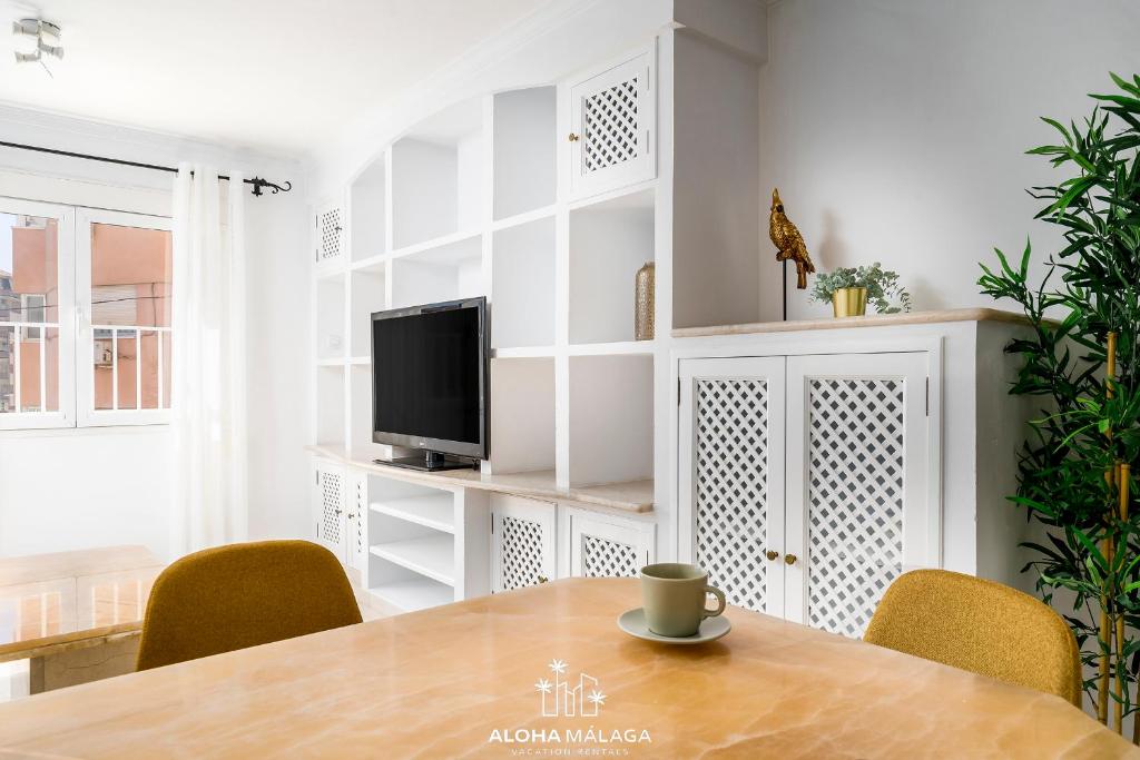 A television and/or entertainment centre at Wonderful Malaga Centro Apartment
