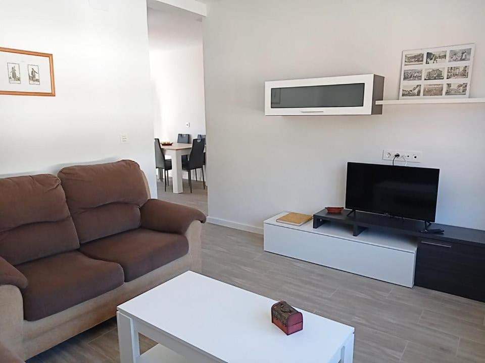 sala de estar con sofá y TV de pantalla plana en PICOS DE EUROPA en Arriondas