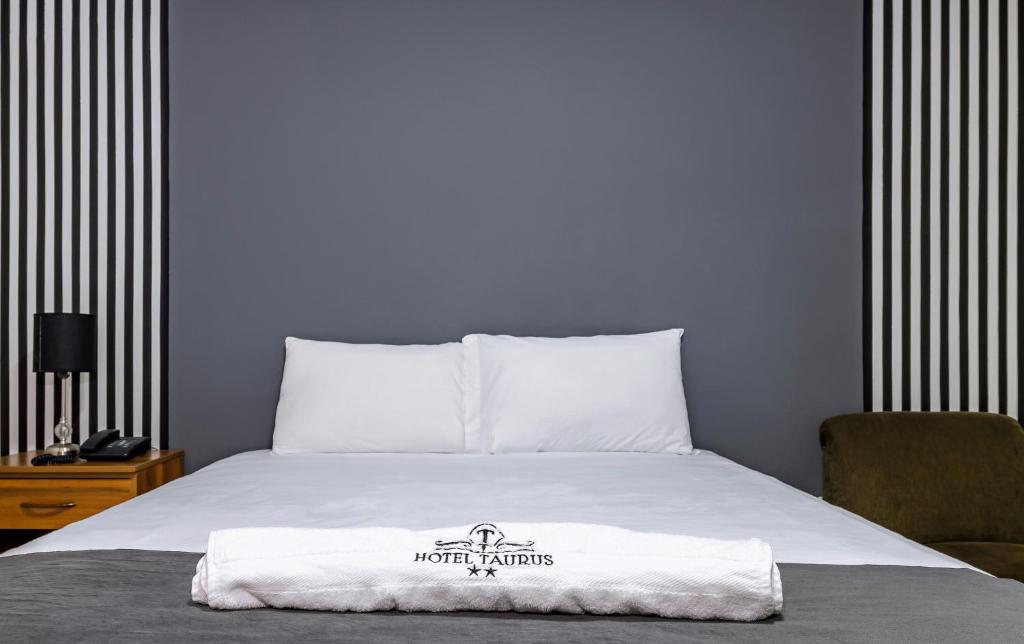 Postel nebo postele na pokoji v ubytování Hotel Taurus