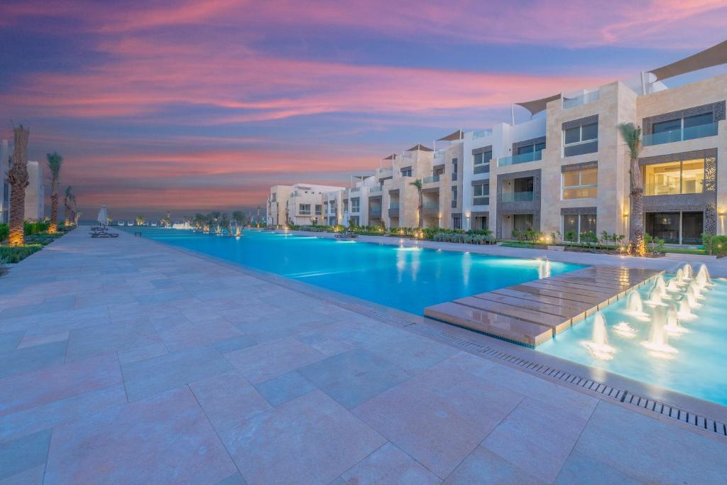 Bazén v ubytování Mangroovy 2 Bedroom Sea View Apartment, Pool & Beach nebo v jeho okolí
